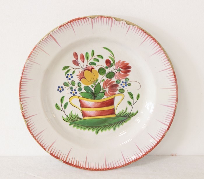 ASSIETTE ronde en faïence de l'Est à décor...