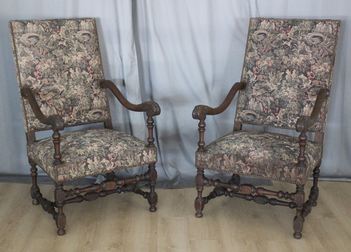 PAIRE DE FAUTEUILS à haut dossier plat, en...