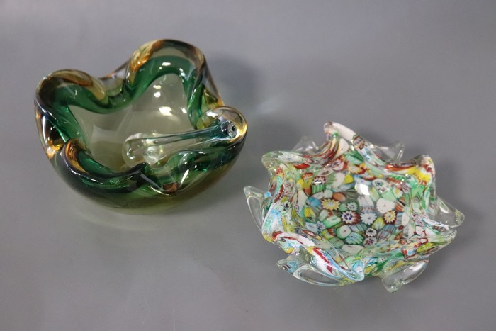 DEUX CENDRIERS, l'un en verre soufflé multicouche...