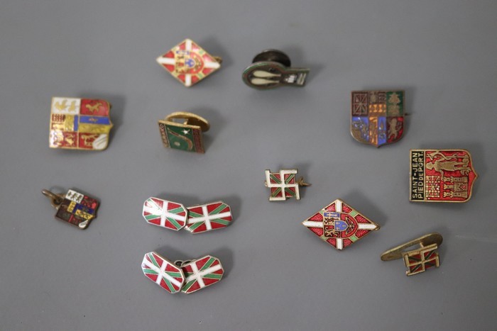 [PAYS BASQUE] - ENSEMBLE D'INSIGNES émaillés...