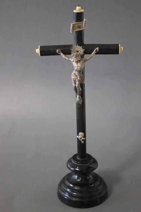 CRUCIFIX en bois noirci et métal. Haut. 26...