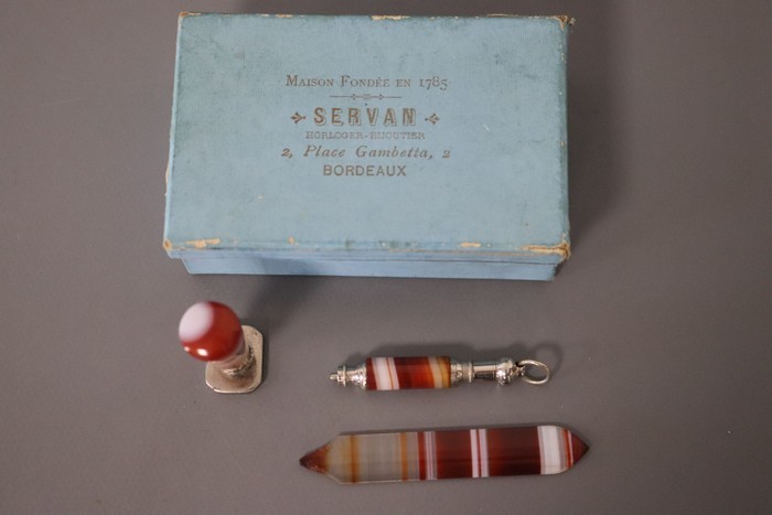 PETIT NECESSAIRE A LETTRE en agate et métal,...