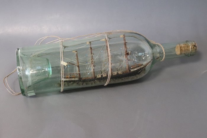 MAQUETTE DE VOILIER dans une bouteille en...