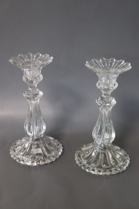 POT cylindrique couvert en opaline blanche...