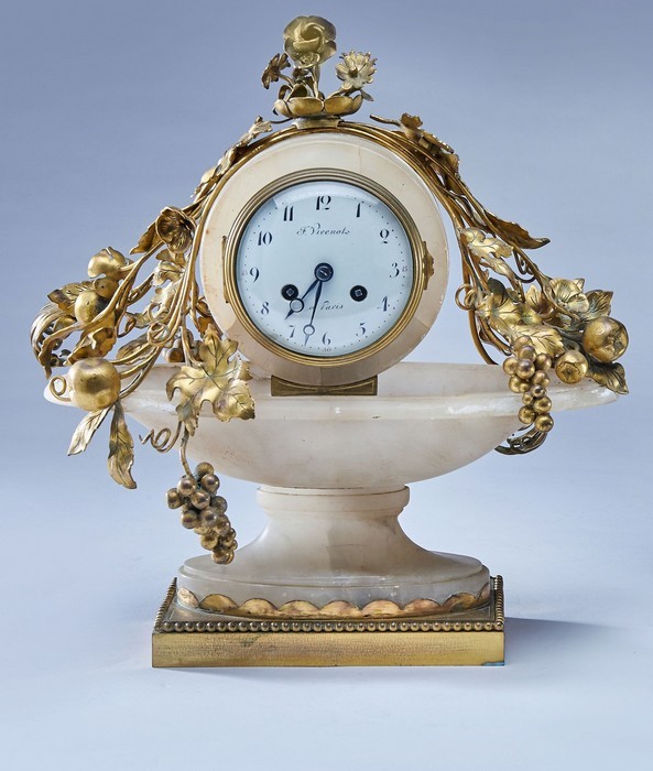 PENDULE en albâtre et bronze doré, le cadran...