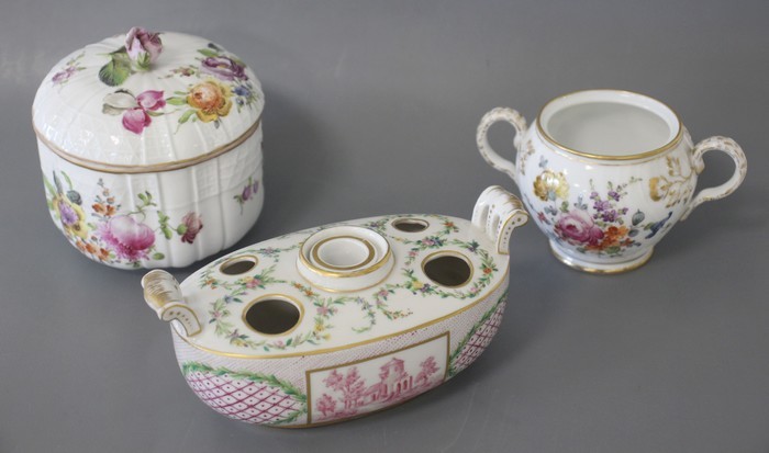 BOMBONNIERE en porcelaine émaillée polychrome...