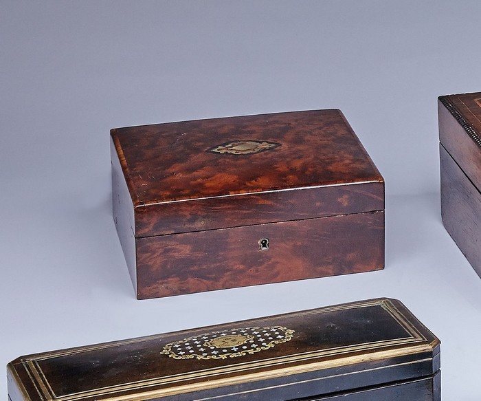 COFFRET À BIJOUX carré, en placage de loupe...