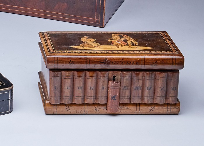COFFRET À SECRET en bois naturel, de forme...