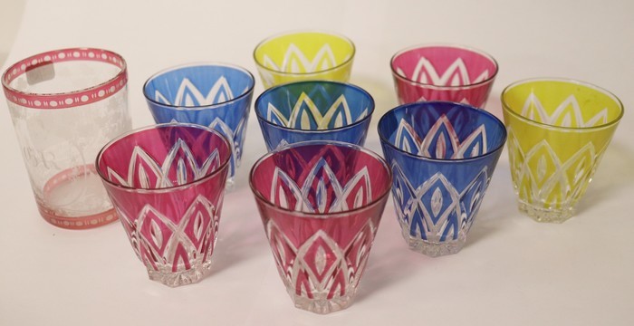 HUIT PETITS VERRES en verre taillé coloré...
