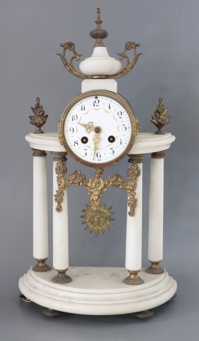 PENDULE PORTIQUE en marbre blanc surmontée...