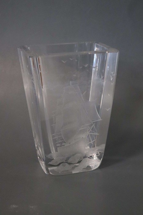 VASE en cristal à décor taillé à la roue...