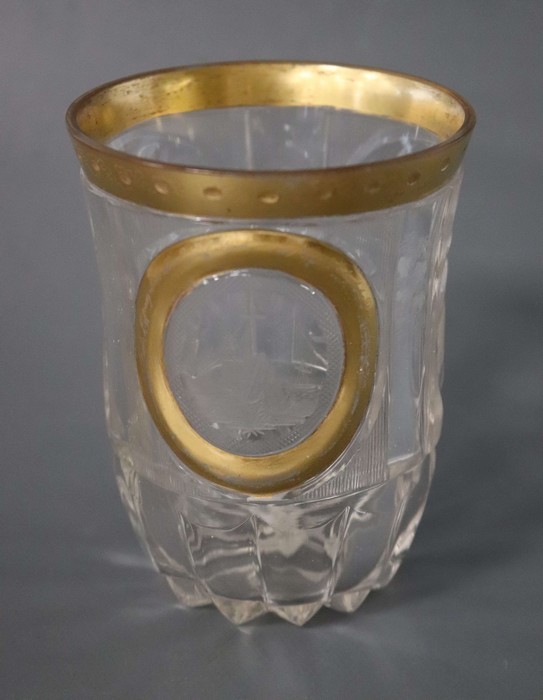 GOBELET en verre moulé taillé, avec médaillon...