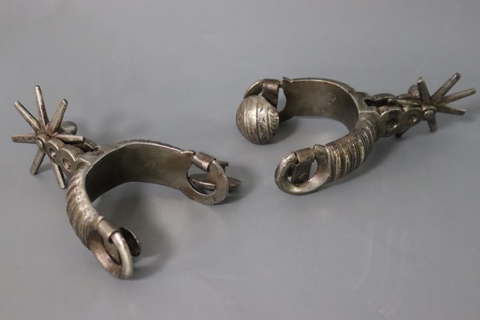 PAIRE D'EPERONS en bronze argenté ciselé,...