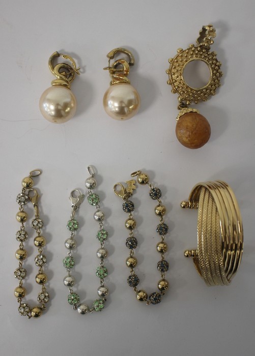 LOT DE BIJOUX FANTAISIE comprenant: