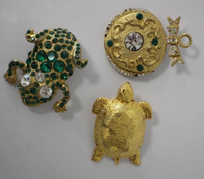 TROIS BROCHES FANTAISIES en métal doré, l'une...
