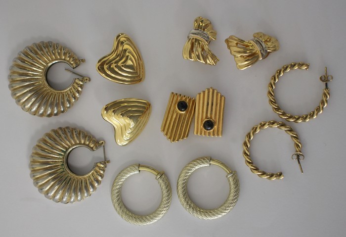 SIX PAIRES DE BOUCLES D'OREILLES ou CLIPS...