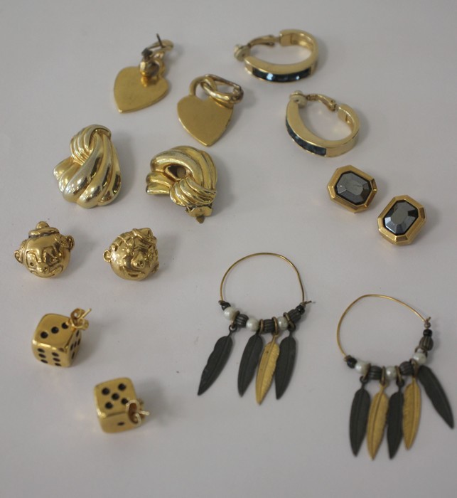 SEPT PAIRES DE CLOUS ET BOUCLES D'OREILLES...