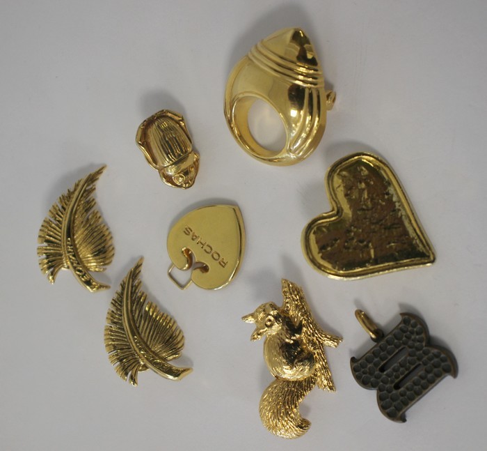 CINQ BROCHES ou CLIPS fantaisie, en métal...