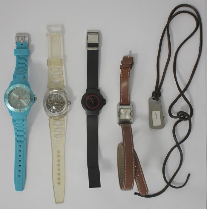 CINQ MONTRES à quartz