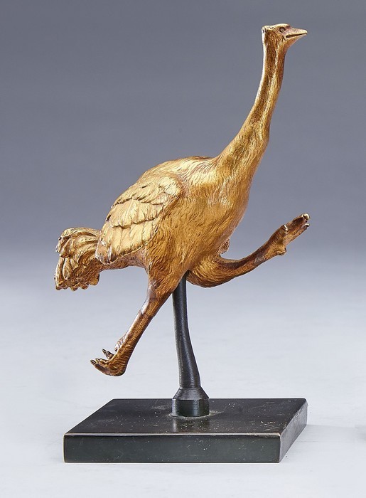 AUTRUCHE courant en bronze à patine dorée....