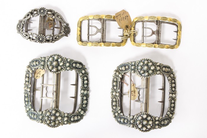 CINQ BOUCLES DE CEINTURE dont deux paires...