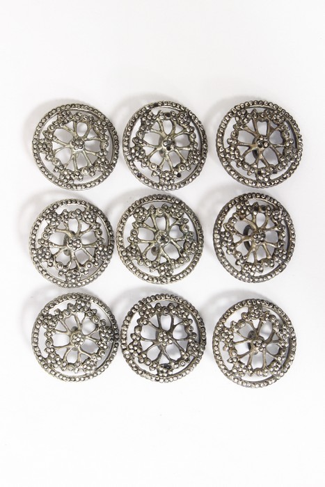 NEUF BOUTONS en métal ajouré à motifs de...