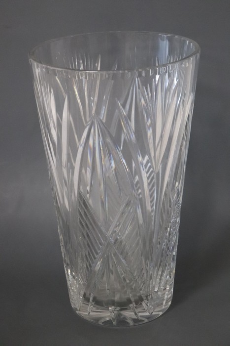 GRAND VASE en cristal taillé de palmettes...