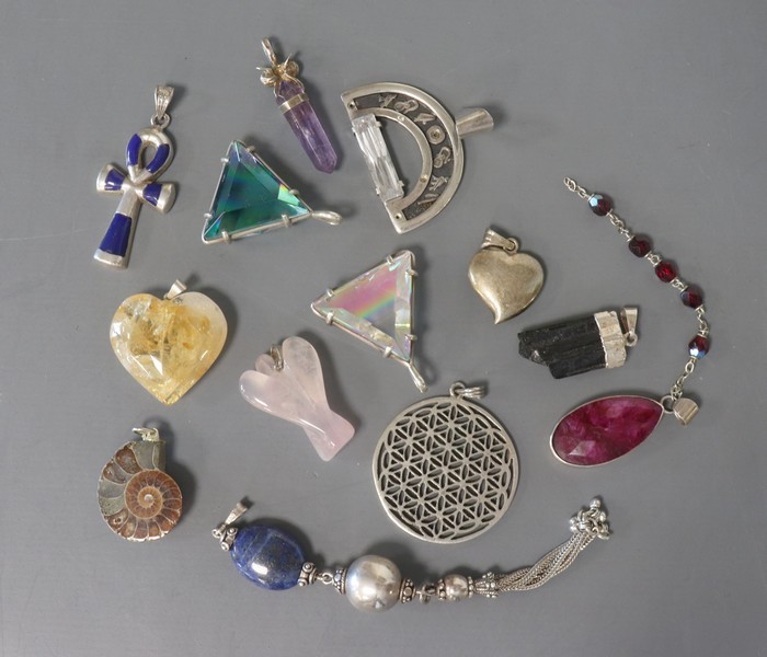 BIJOUX FANTAISIES : TREIZE pendentifs en...