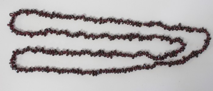 SAUTOIR de pierres fines teinté rouge.