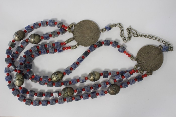 COLLIER à quatre rangs composé de cuir, de...