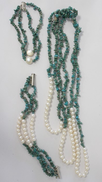 COLLIER trois rangs en turquoises bruts et...