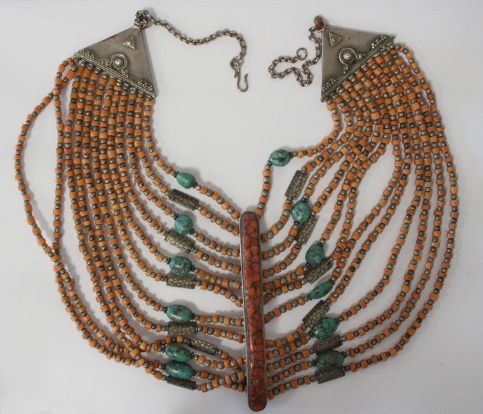 COLLIER à douze rangs à motifs en corail...