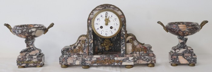 GARNITURE DE CHEMINEE en marbre rose, comprenant...