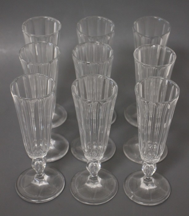 PARTIE DE SERVICE DE NEUF FLÛTES en verre...