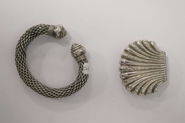 LOT EN ARGENT comprenant : bracelet rigide...