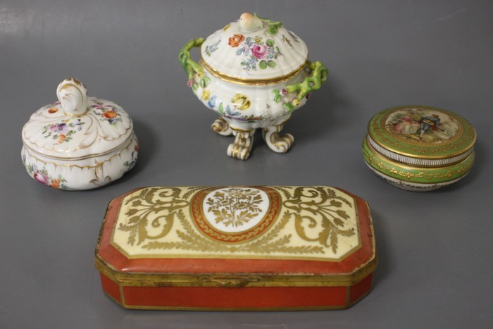 LOT en porcelaine polychrome comprenant ...