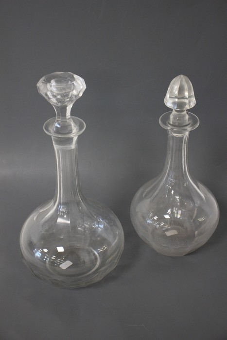 DEUX CARAFES en cristal taillé à base boule...
