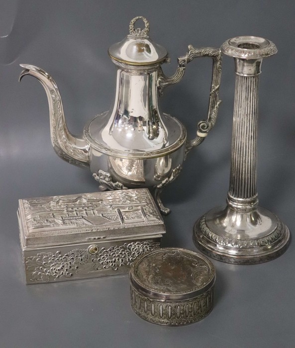 LOT EN METAL ARGENTE comprenant 4 pièces...