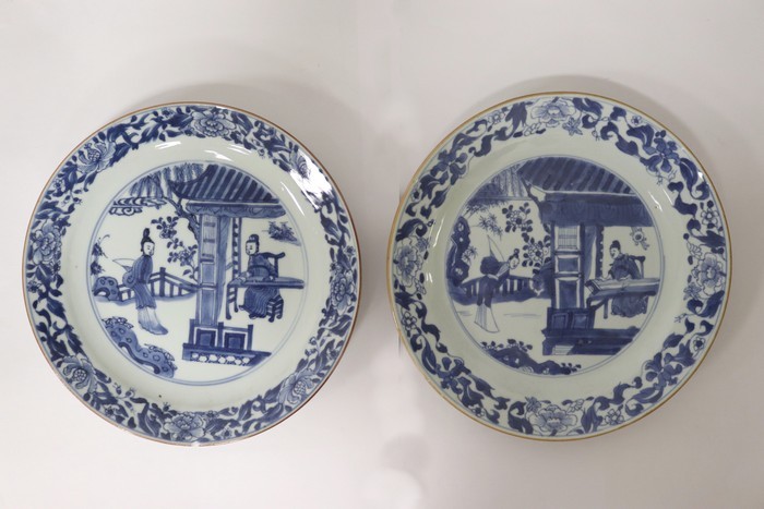 PAIRE D'ASSIETTES en porcelaine à décor en...