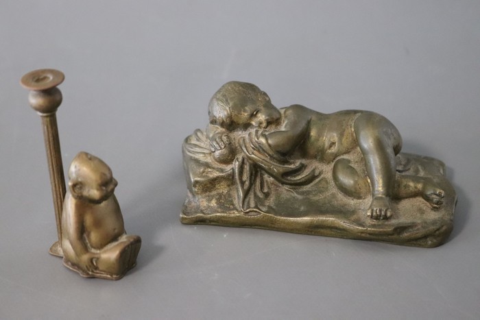 PETIT PRESSE PAPIER en bronze doré représentant...