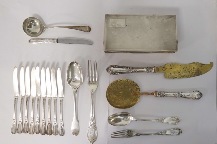LOT DE COUVERTS en argent comprenant: