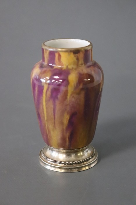 PETIT VASE balustre en porcelaine à décor...
