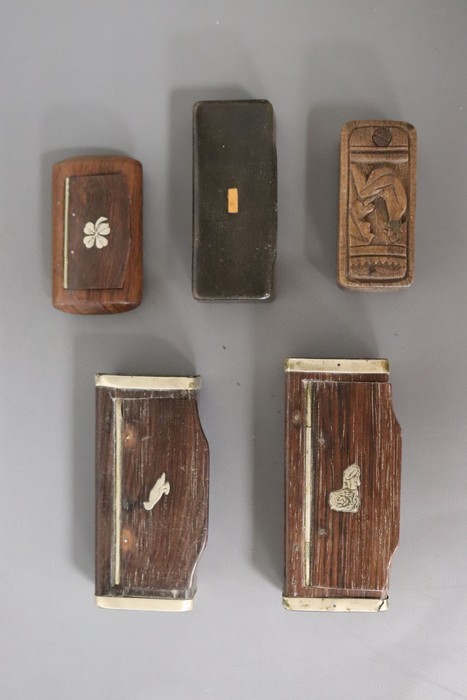 CINQ BOÎTES ou TABATIÈRES en bois.