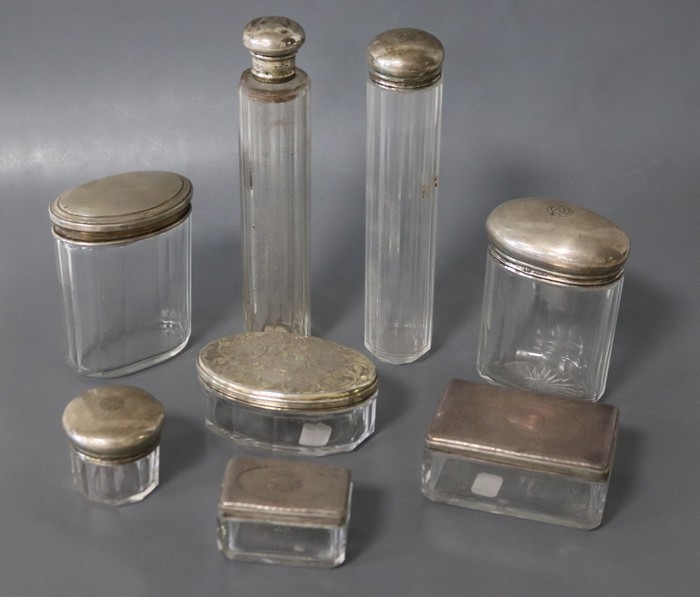 HUIT FLACONS de toilette, dont 6 à couvercles...