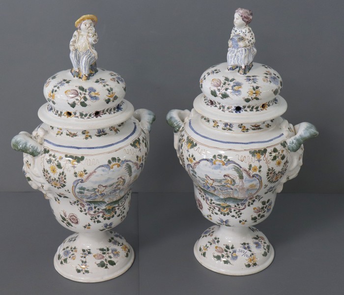 PAIRE DE VASES POT-POURRIS couverts de forme...