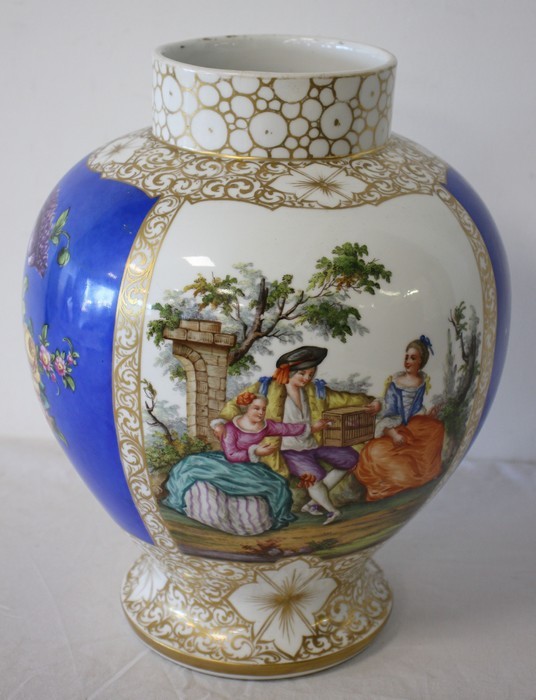 GRAND VASE en porcelaine émaillé polychrome...
