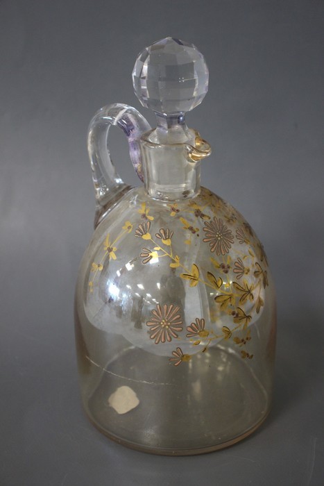 CARAFE en verre irisé à décor peint or de...