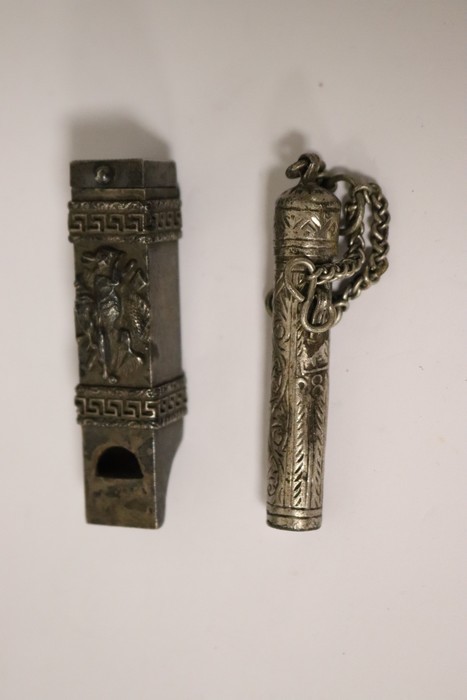 SIFFLET DE CHASSEUR en acier formant porte-allumettes...