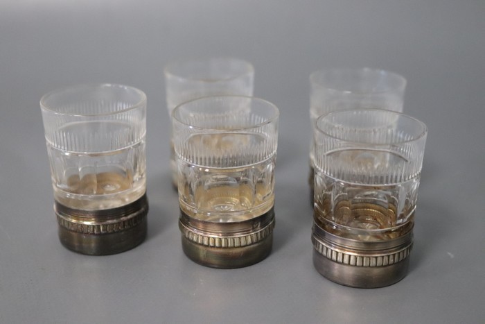 CINQ GOBELETS à liqueur en verre taillé,...