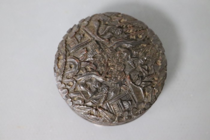 PETITE BOÎTE ronde en écaille sculpté de...